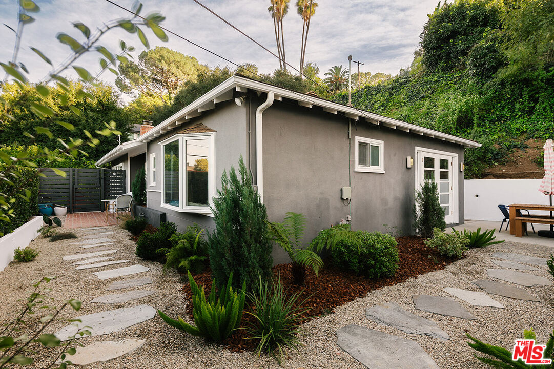 3346 Coy Drive Sherman Oaks, CA 91423 - Photo 34 of 41 a house that has a lot of plants in it