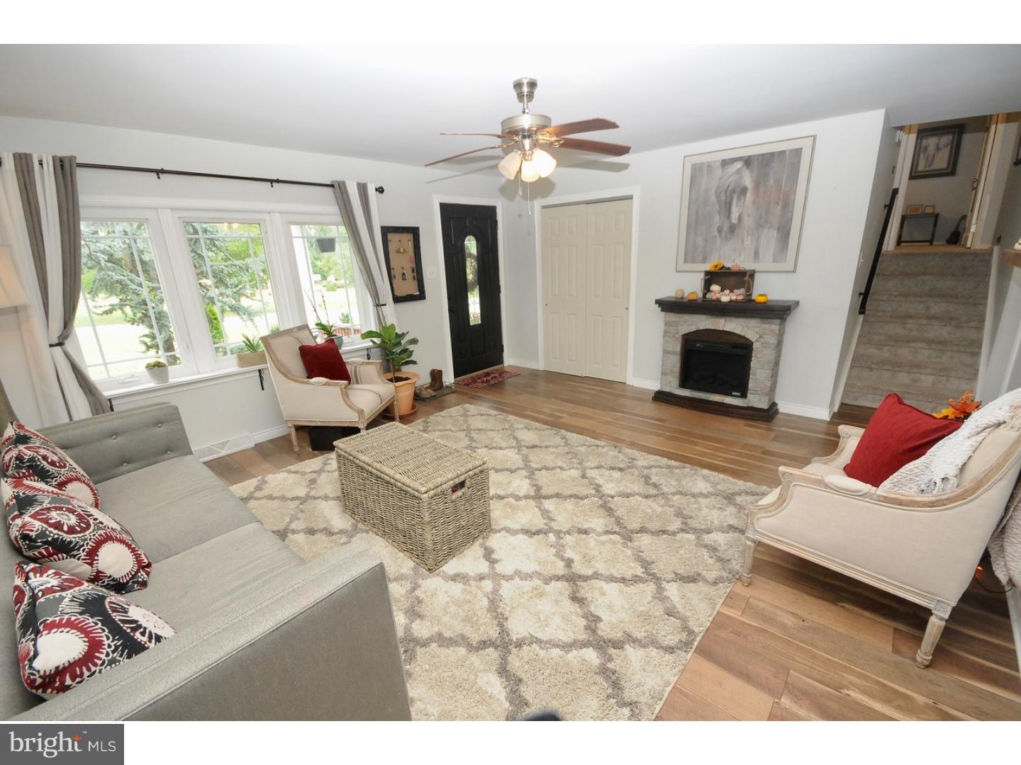 389 Breakneck Road Sewell, NJ 08080 - Photo 5 of 19 Living Room
