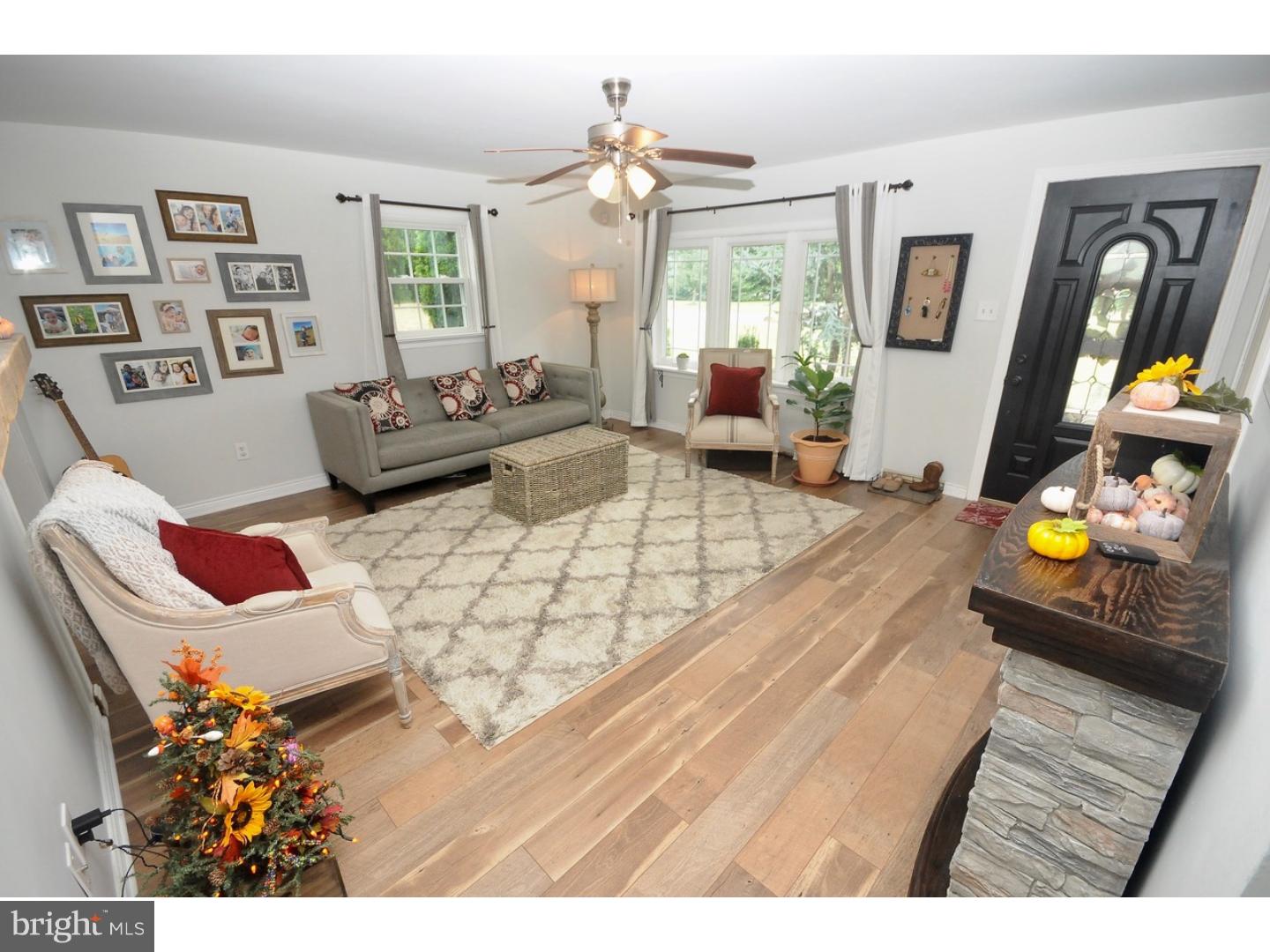 389 Breakneck Road Sewell, NJ 08080 - Photo 6 of 19 Living Room