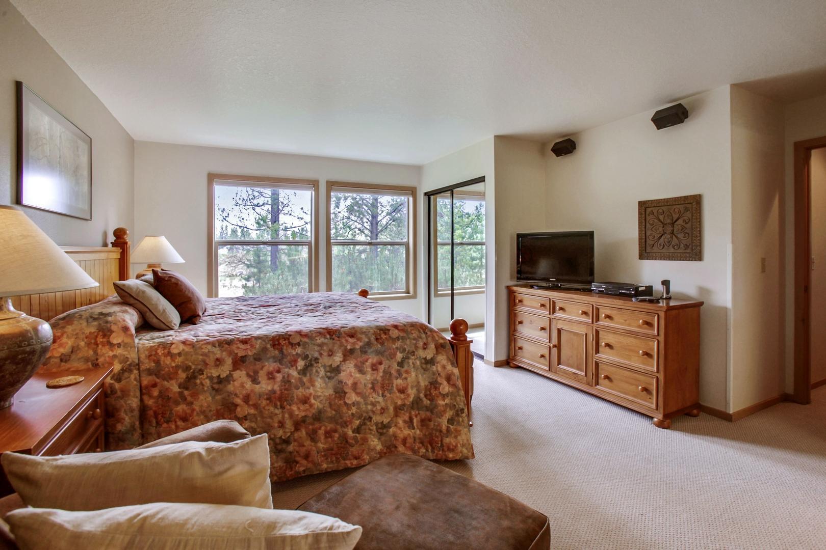 57321 Beaver Ridge Loop, Unit 1 Sunriver, OR 97707 - Photo 12 of 28 R1 Master from tub