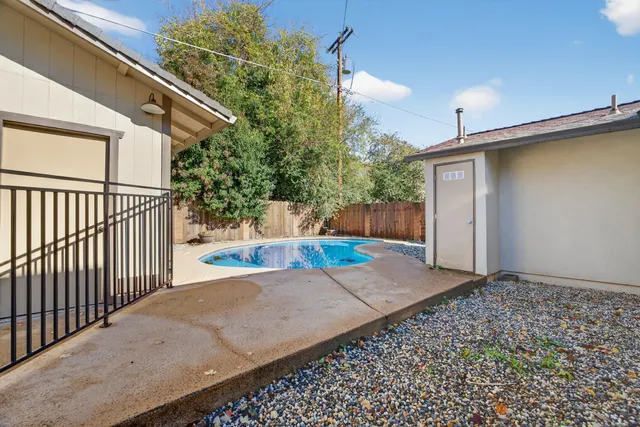 a view of a backyard