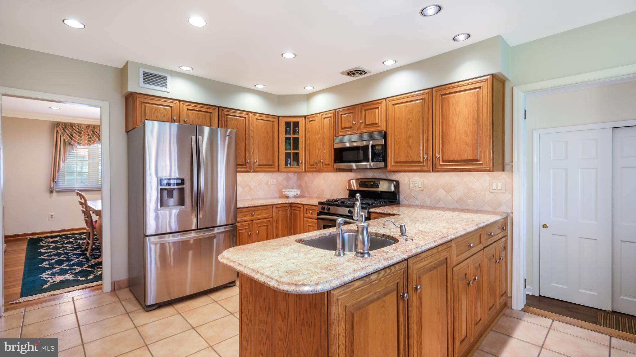 832 Broadmoor Road Huntingdon Valley, PA 19006 - Photo 8 of 30 Stainless steel appliances
