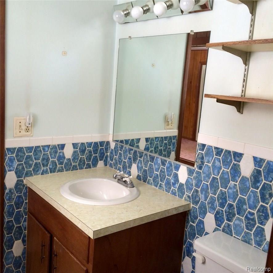 4081 West Schafer Road Pinckney, MI 48169 - Photo 15 of 36 Master half bath