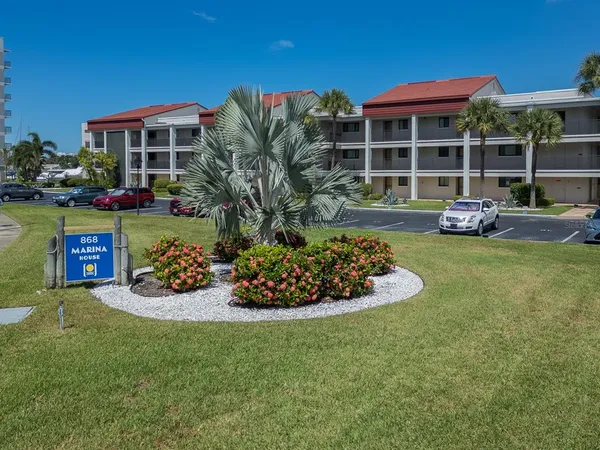 $3,500 | 868 Bayway Boulevard, Unit 208, Clearwater, FL 33767