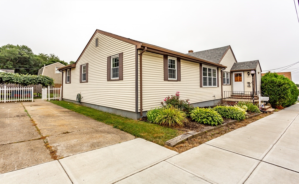 267 Sterling Street Fall River, MA 02721 - Photo 3 of 27 Gallery Image 3