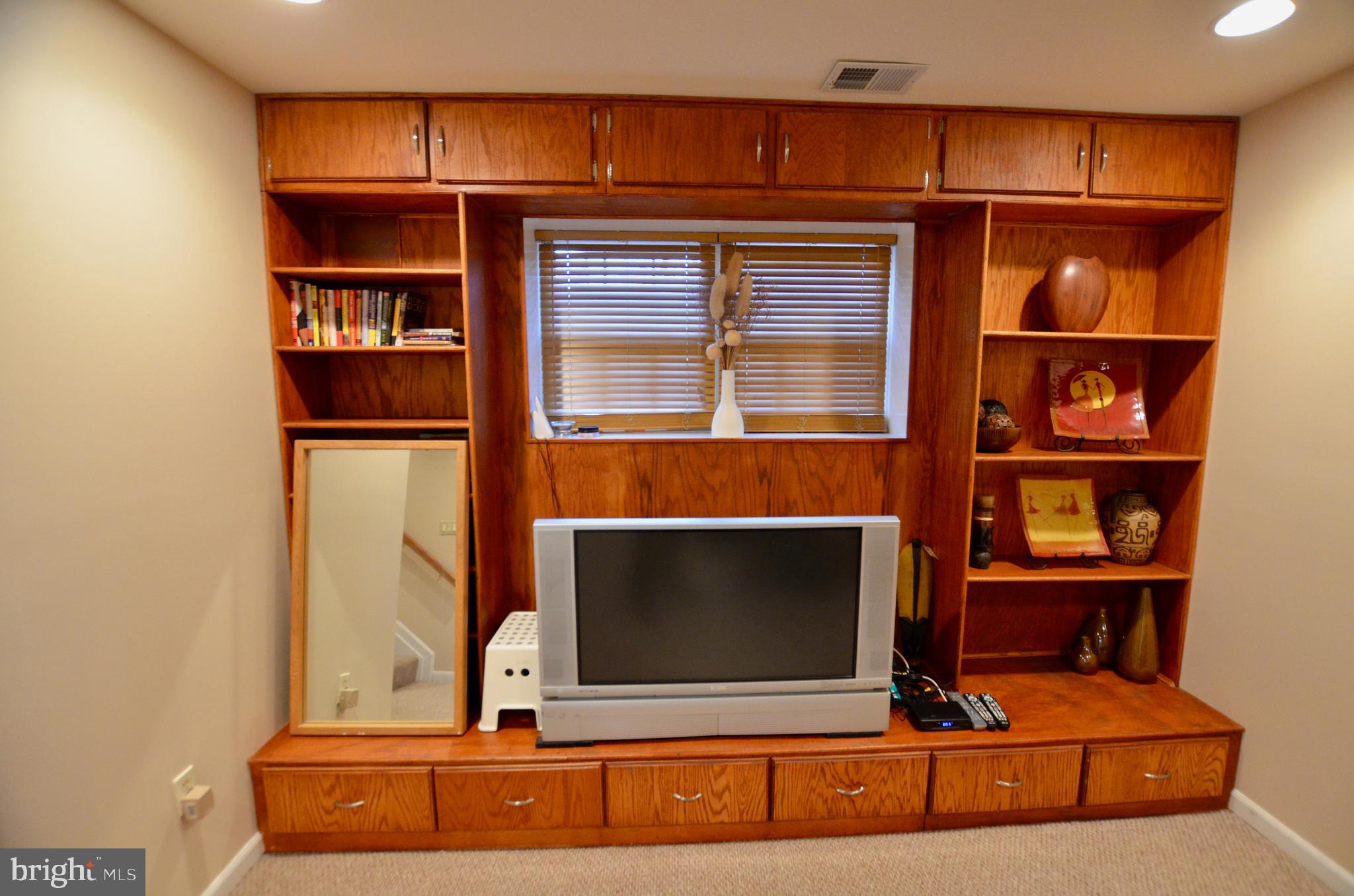 2722 Stanton Road Southeast Washington, DC 20020 - Photo 33 of 70 Entertainment/Bookshelf