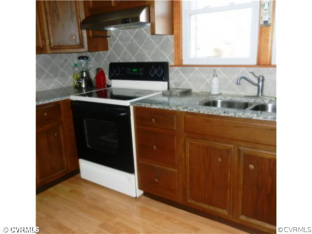 5528 Gilling Road North Chesterfield, VA 23234 - Photo 7 of 15 Kitchen - Kitchen with Granite Counterters, Smooth