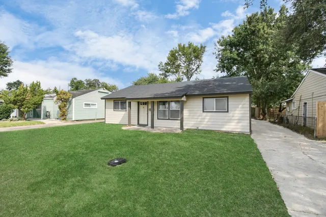 a view of a house with backyard and garden