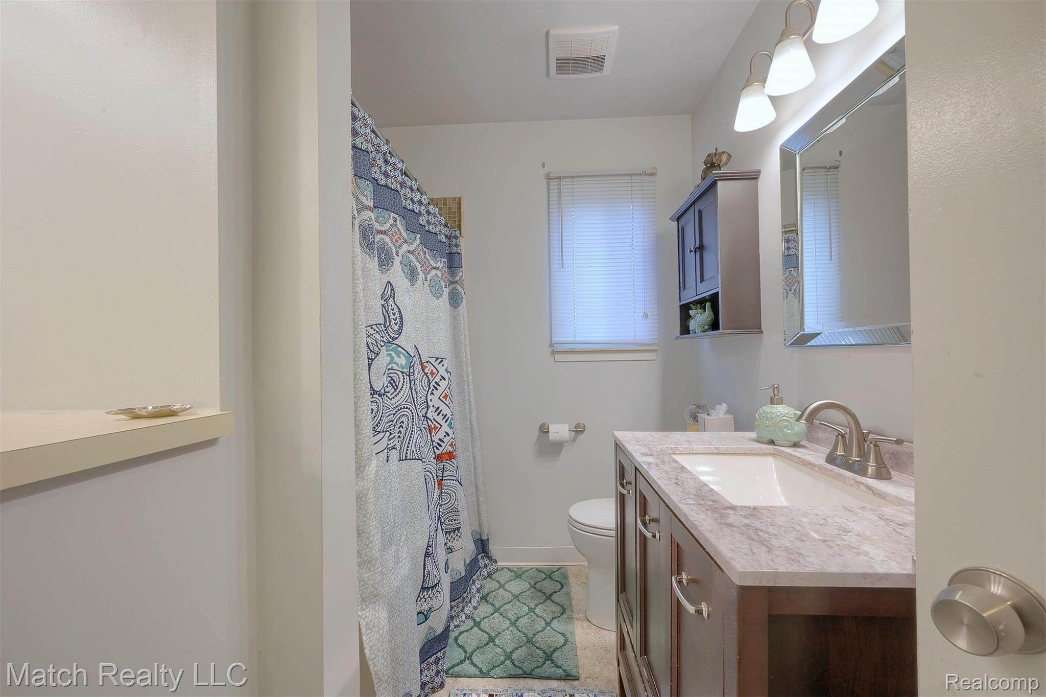 271 North Willard Road Canton, MI 48187 - Photo 18 of 31 18-Bathroom.jpg