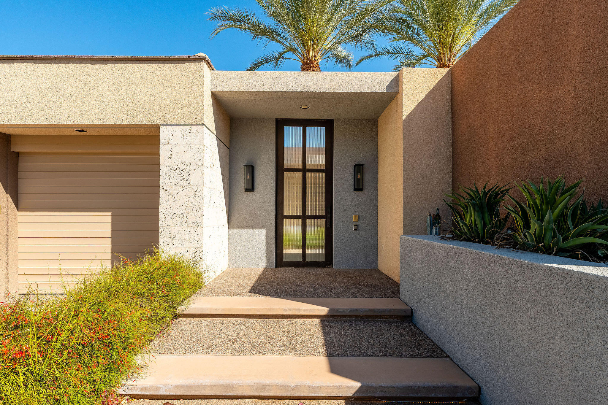 29 Grande View Court Rancho Mirage, CA 92270 - Photo 4 of 55 Front Exterior