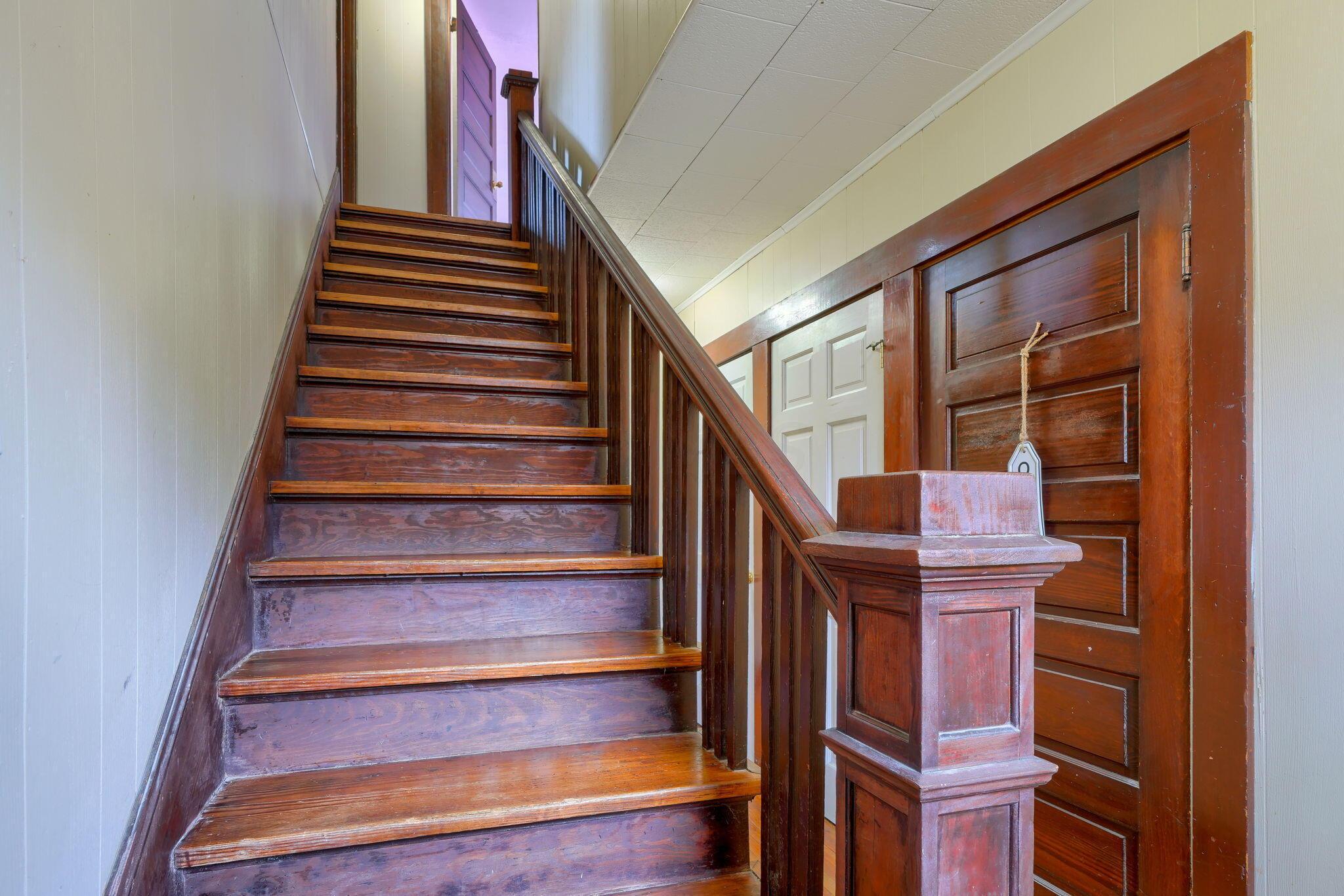26075 Locust Grove Road New Holland, OH 43145 - Photo 15 of 34 Stairway
