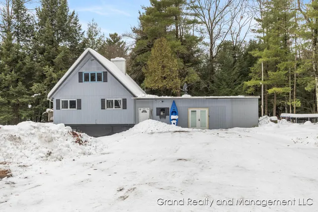 $299,900 | 8081 East Arthur Road, Hesperia, MI 49421