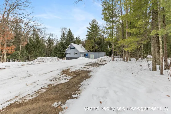 $299,900 | 8081 East Arthur Road, Hesperia, MI 49421