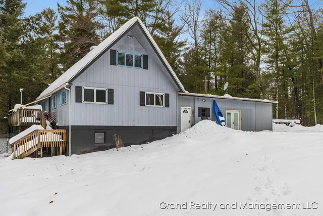 $299,900 | 8081 East Arthur Road, Hesperia, MI 49421