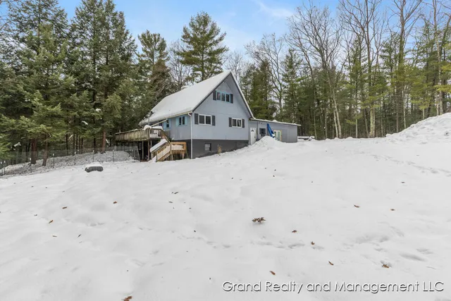 $299,900 | 8081 East Arthur Road, Hesperia, MI 49421