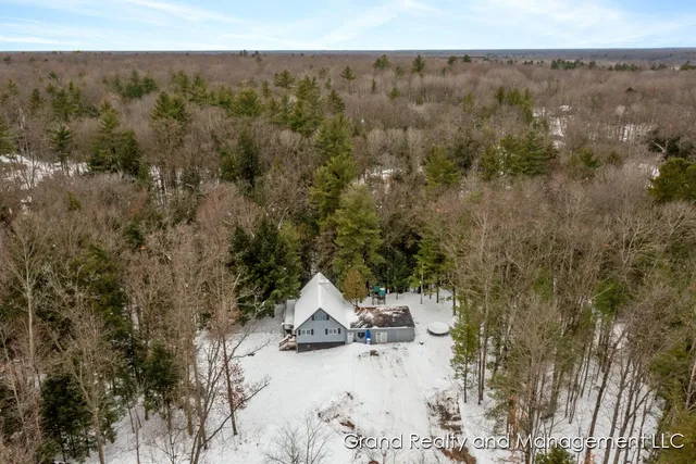 $299,900 | 8081 East Arthur Road, Hesperia, MI 49421