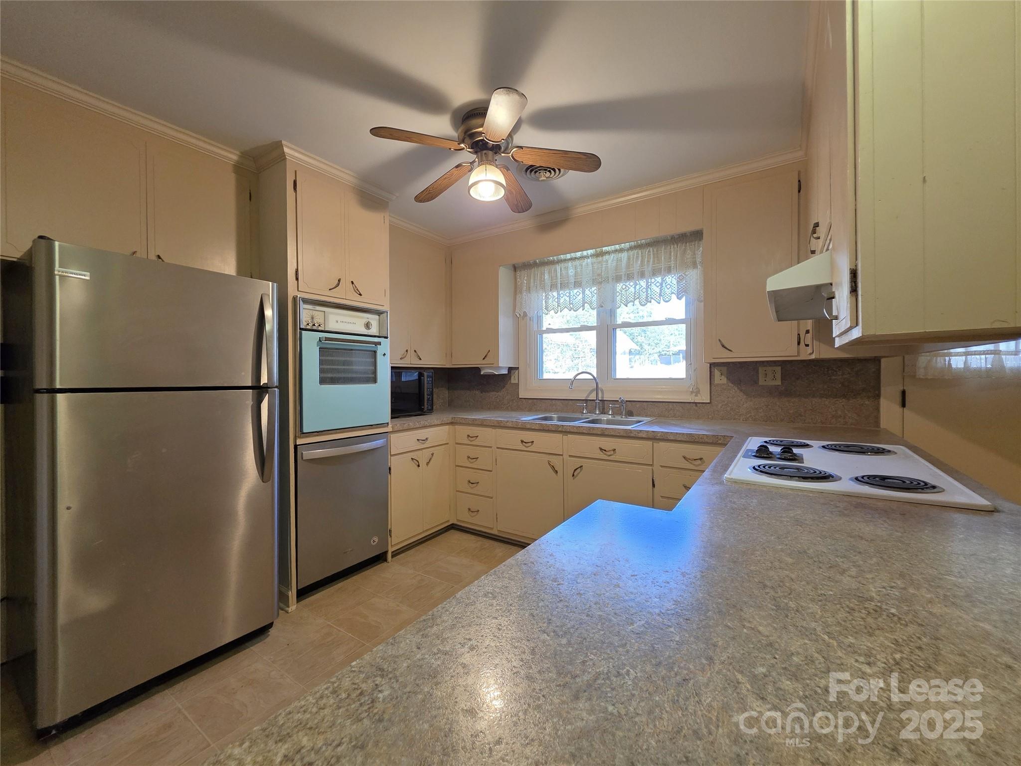 9301 Gold Hill Road Mount Pleasant, NC 28124 - Photo 5 of 32 a kitchen with a refrigerator a sink and dishwasher