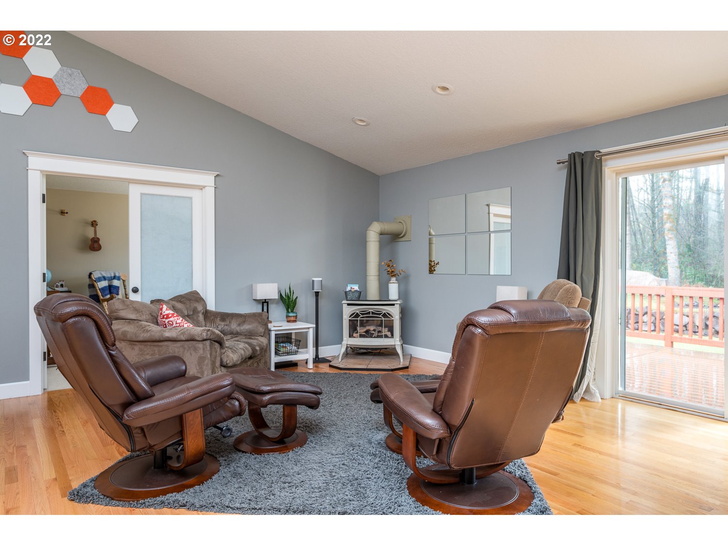 686 Eufaula Heights Road Longview, WA 98632 - Photo 13 of 29 a living room with furniture a large window and a table