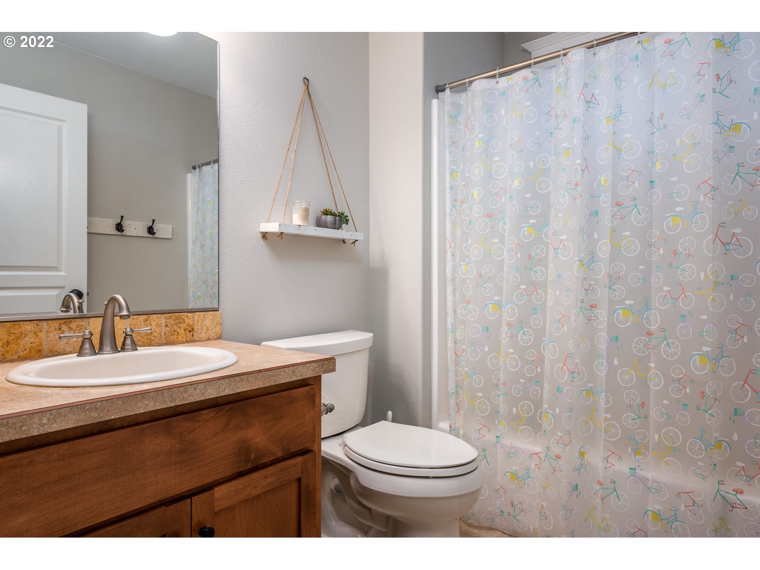 686 Eufaula Heights Road Longview, WA 98632 - Photo 18 of 29 a bathroom with a sink a toilet and a mirror
