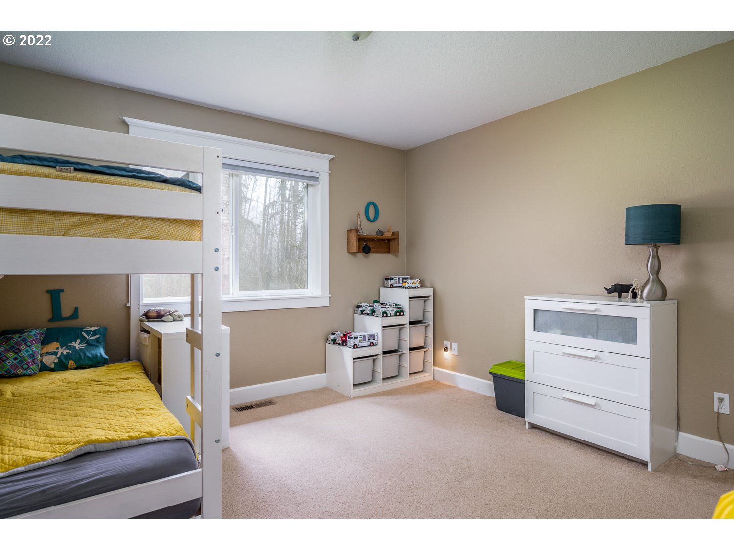 686 Eufaula Heights Road Longview, WA 98632 - Photo 19 of 29 a room with furniture and a window