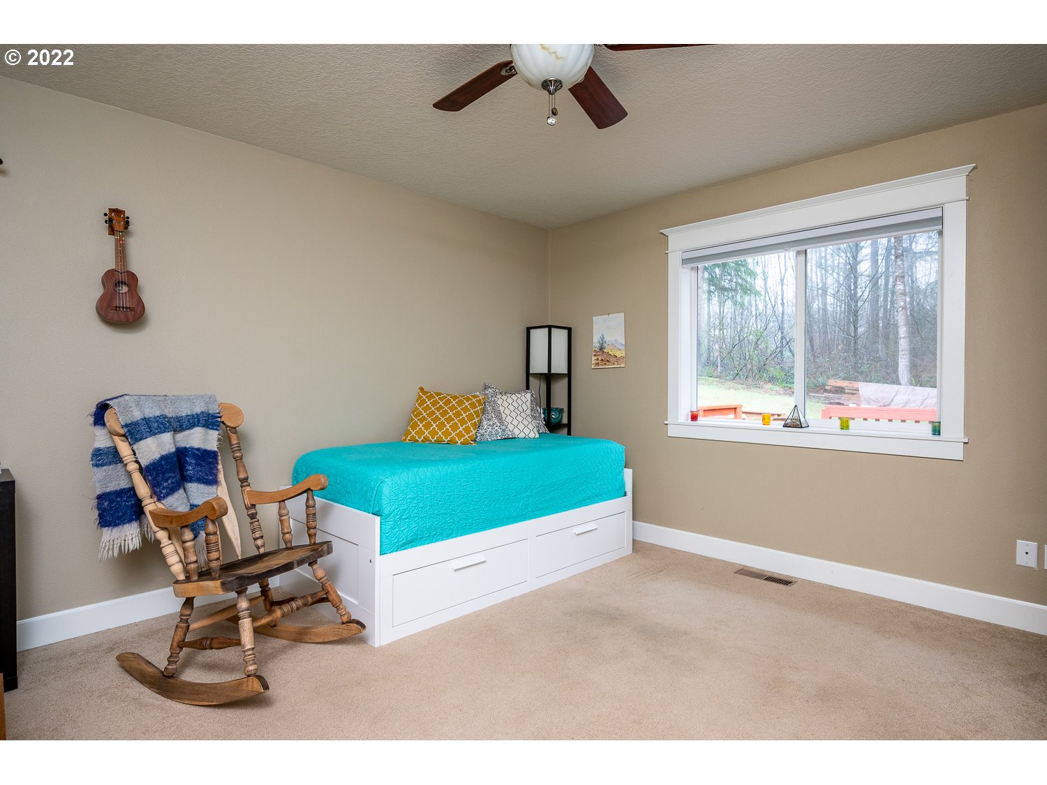 686 Eufaula Heights Road Longview, WA 98632 - Photo 21 of 29 a living room with furniture and a window