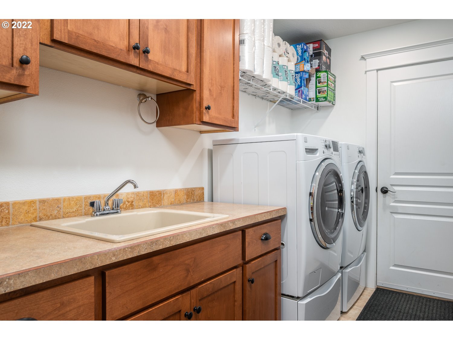 686 Eufaula Heights Road Longview, WA 98632 - Photo 22 of 29 a utility room with sink dryer and washer