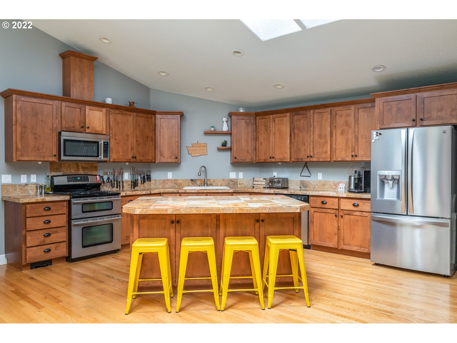 686 Eufaula Heights Road Longview, WA 98632 - Photo 7 of 29 a kitchen with granite countertop wooden floors and stainless steel appliances