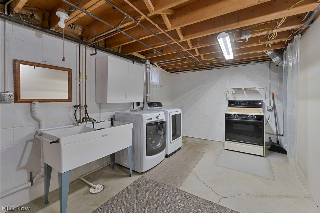 6599 Struthers Road Youngstown, OH 44514 - Photo 29 of 29 Laundry room with unfinished concrete floors and washer and clothes dryer