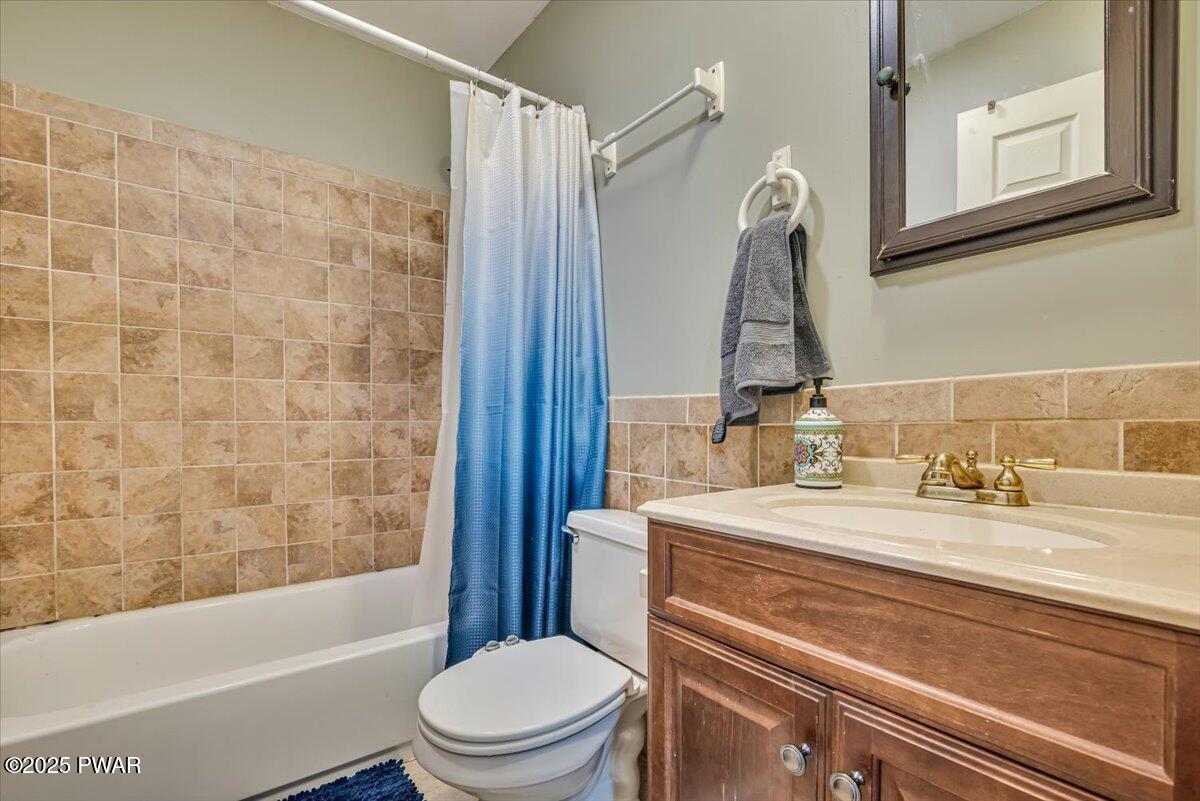 192 Heather Hill Road Dingmans Ferry, PA 18328 - Photo 26 of 74 a bathroom with a sink a toilet and a bathtub