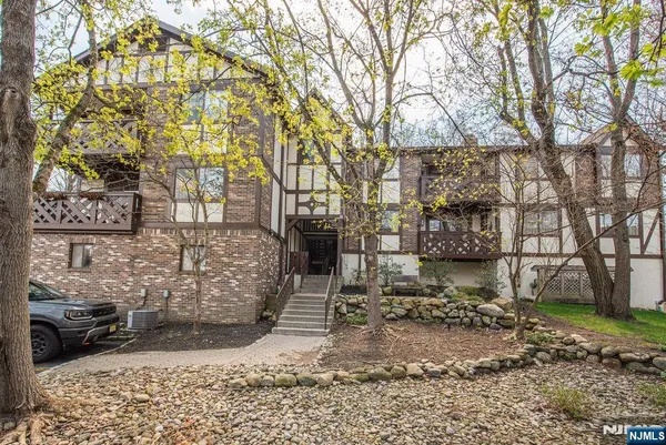 $390,000 | 802 Thoreau Court, Mahwah, NJ 07430