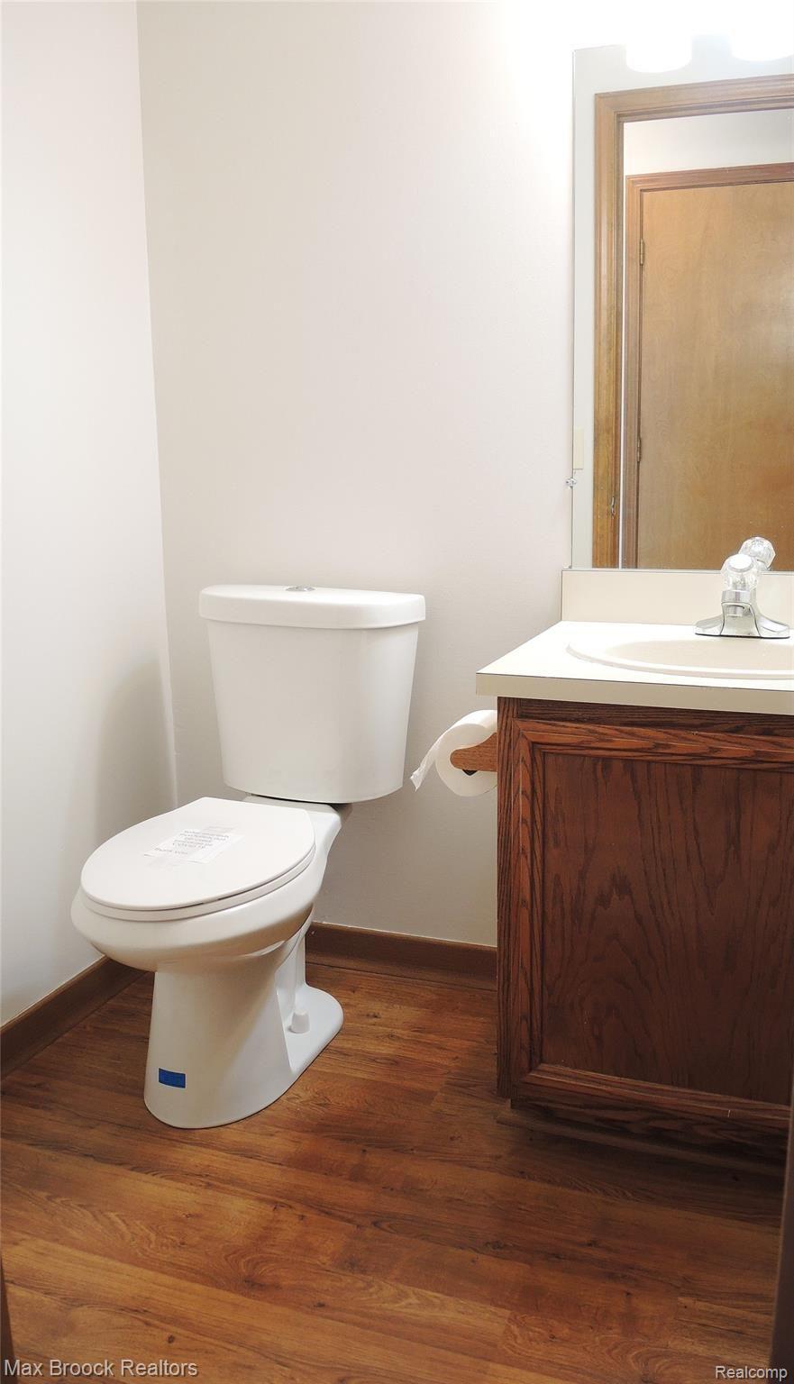 1240 Bembridge Drive Rochester, MI 48307 - Photo 21 of 48 ENTRY LEVEL POWDER ROOM