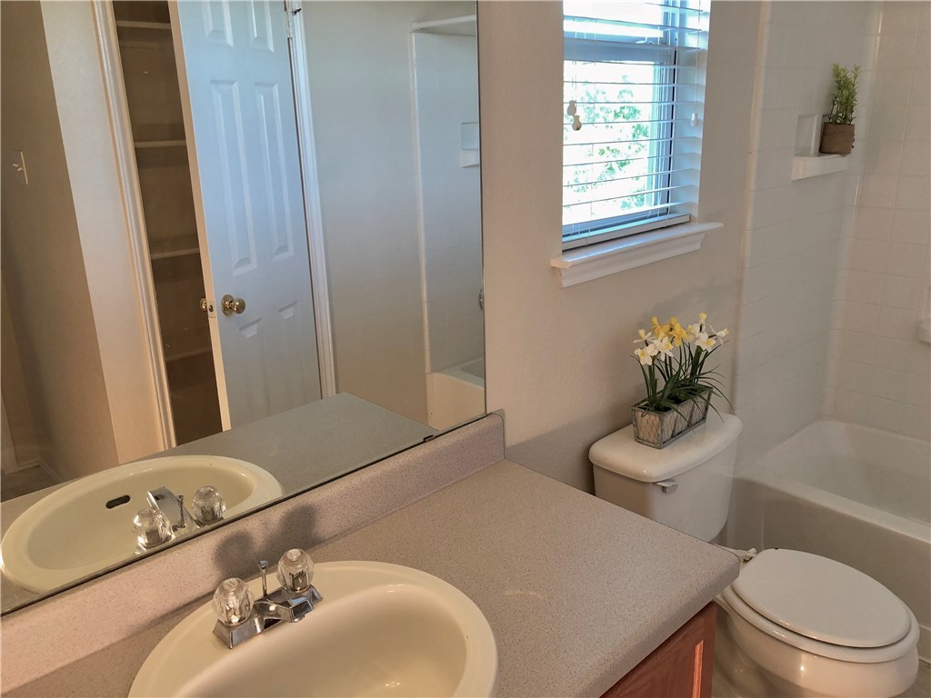 121 Ansleys Way Kyle, TX 78640 - Photo 26 of 39 upstairs full bath between 2 large upstairs bedrooms