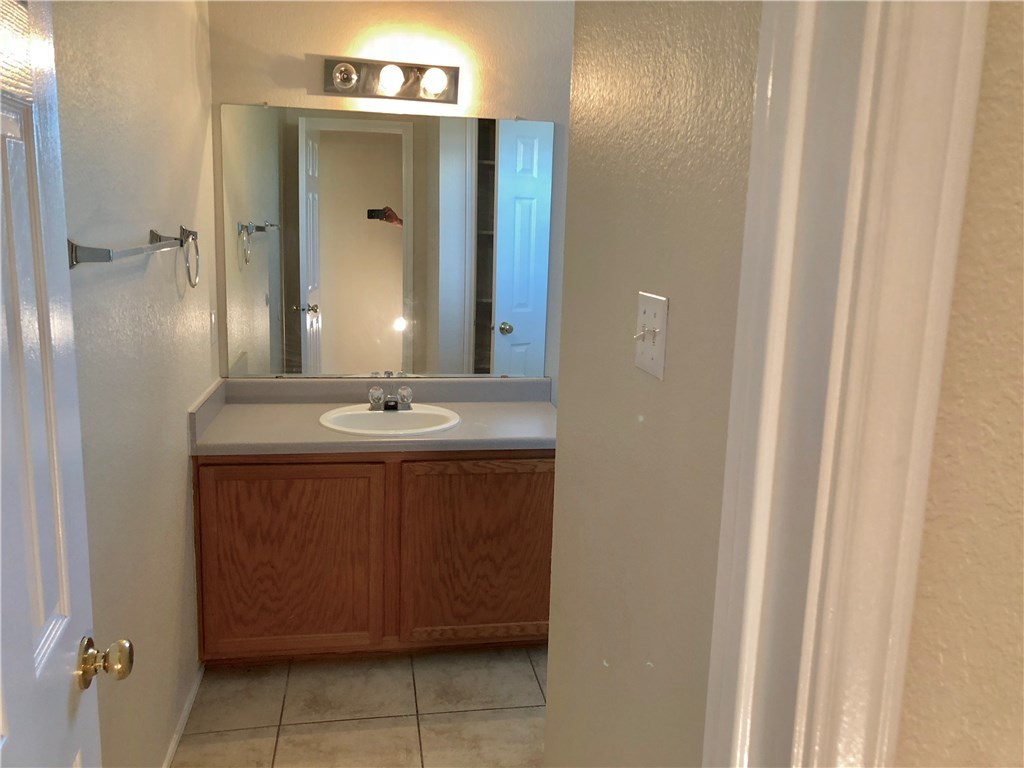 121 Ansleys Way Kyle, TX 78640 - Photo 27 of 39 upstairs bath