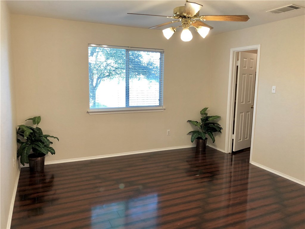 121 Ansleys Way Kyle, TX 78640 - Photo 7 of 39 primary bedroom