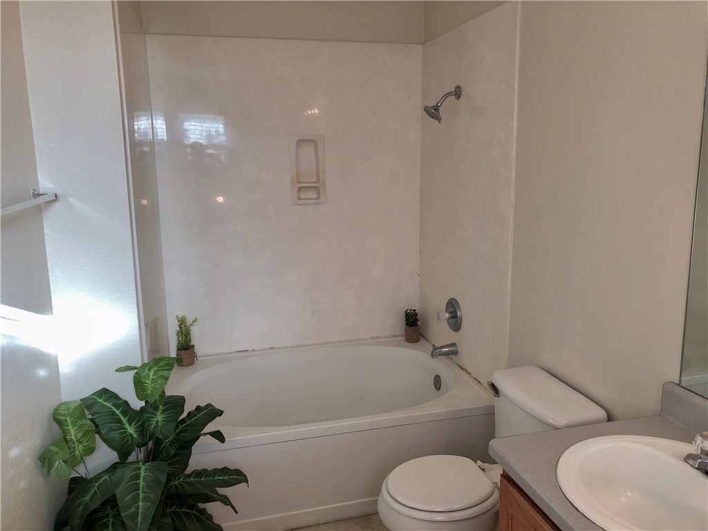 121 Ansleys Way Kyle, TX 78640 - Photo 9 of 39 primary bath