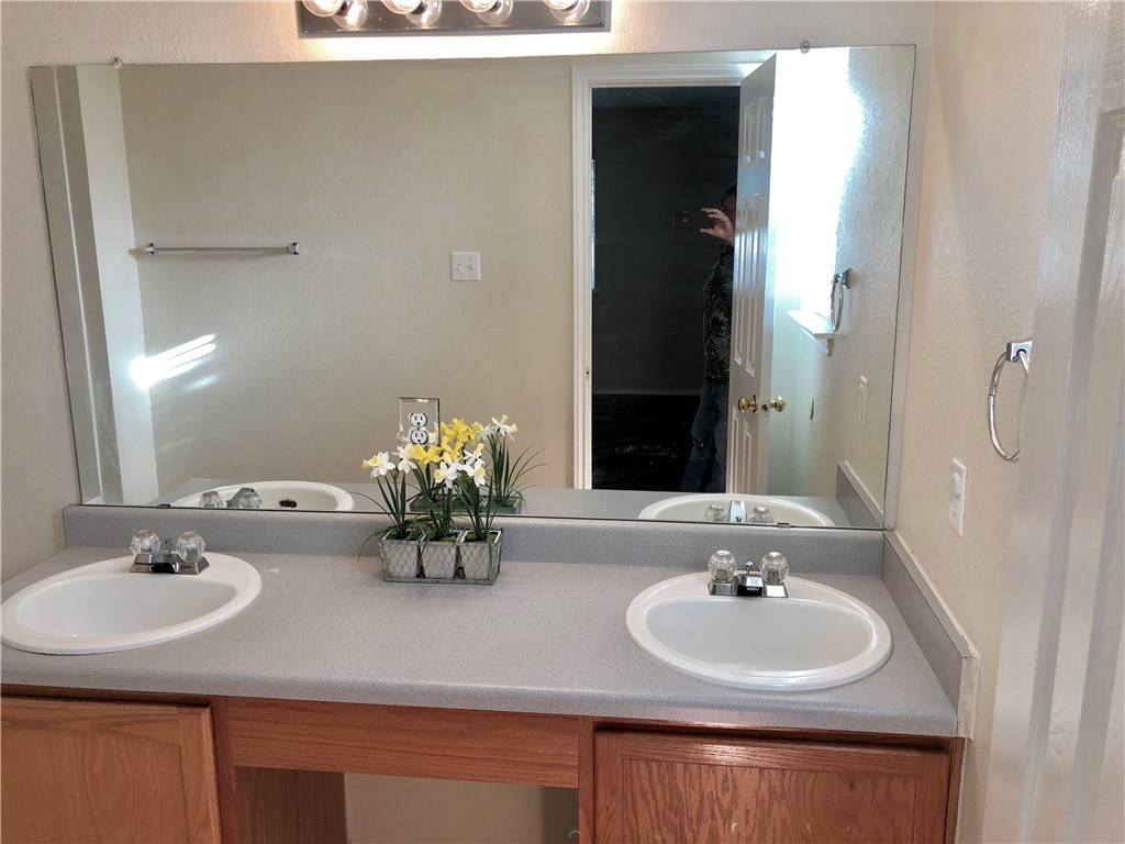 121 Ansleys Way Kyle, TX 78640 - Photo 10 of 39 primary bath