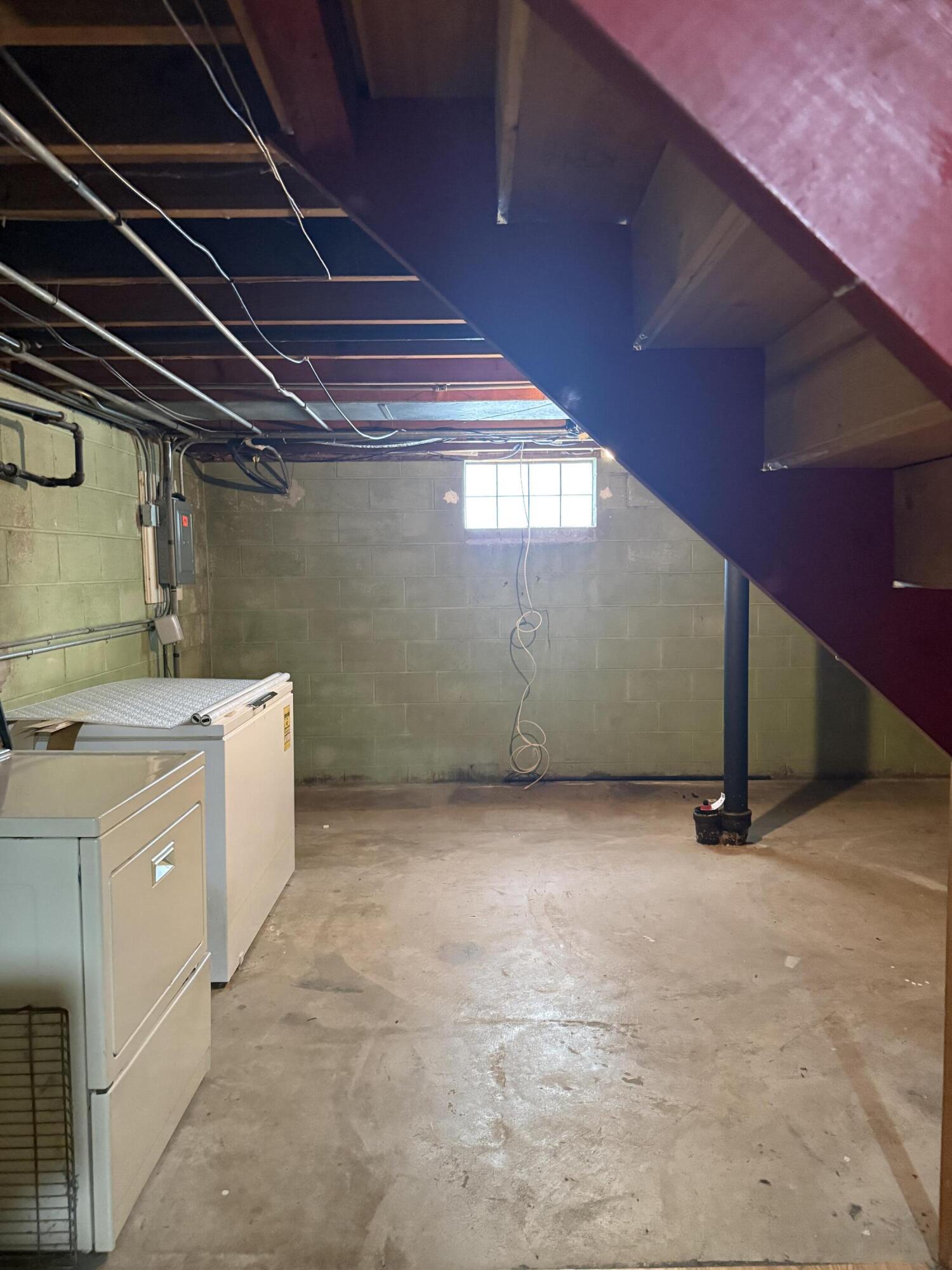 562 Dallas Street Gary, IN 46406 - Photo 11 of 15 a view of a garage room