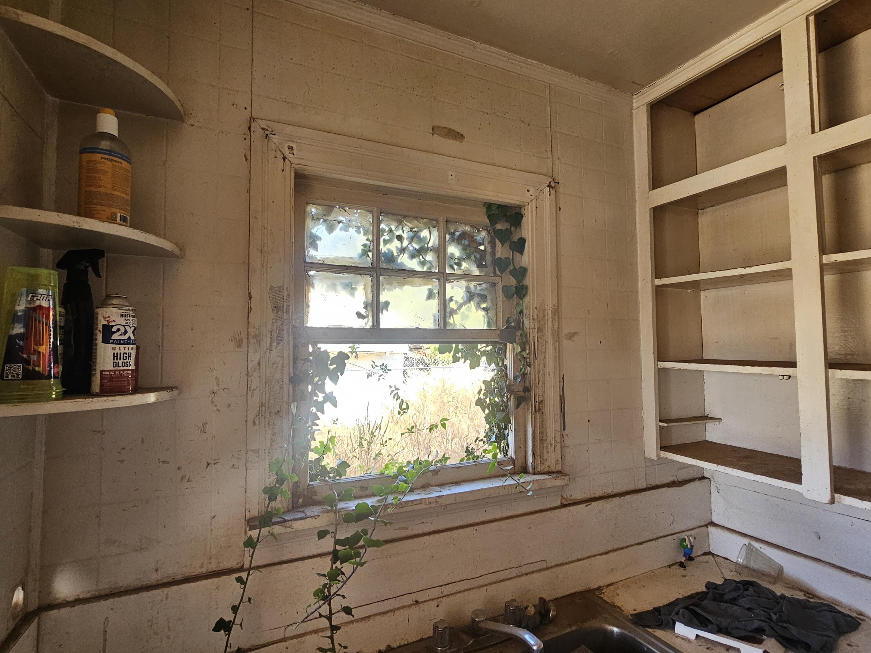 1514 18th Street Lubbock, TX 79401 - Photo 19 of 47 a room with window