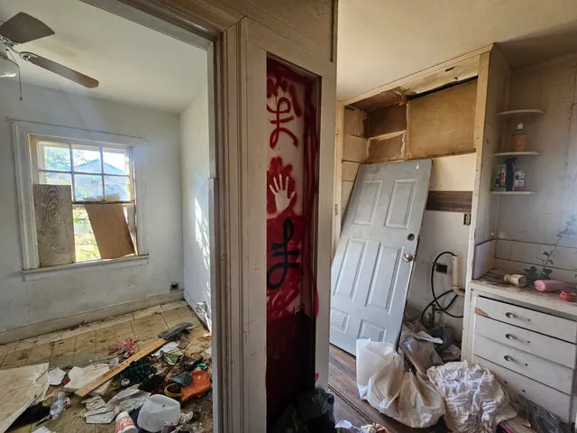 a view of a yard of the house