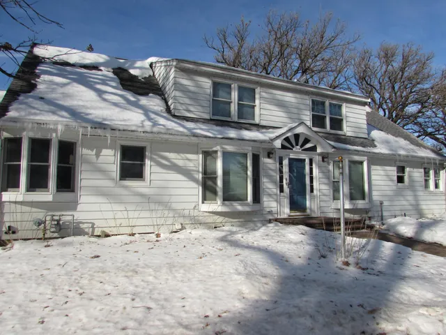 $468,500 | 1334 Oak Beach Drive, Fairmont, MN 56031