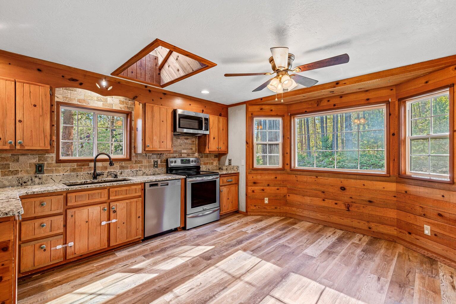 1956 East Fork Road Williams, OR 97544 - Photo 8 of 40 7