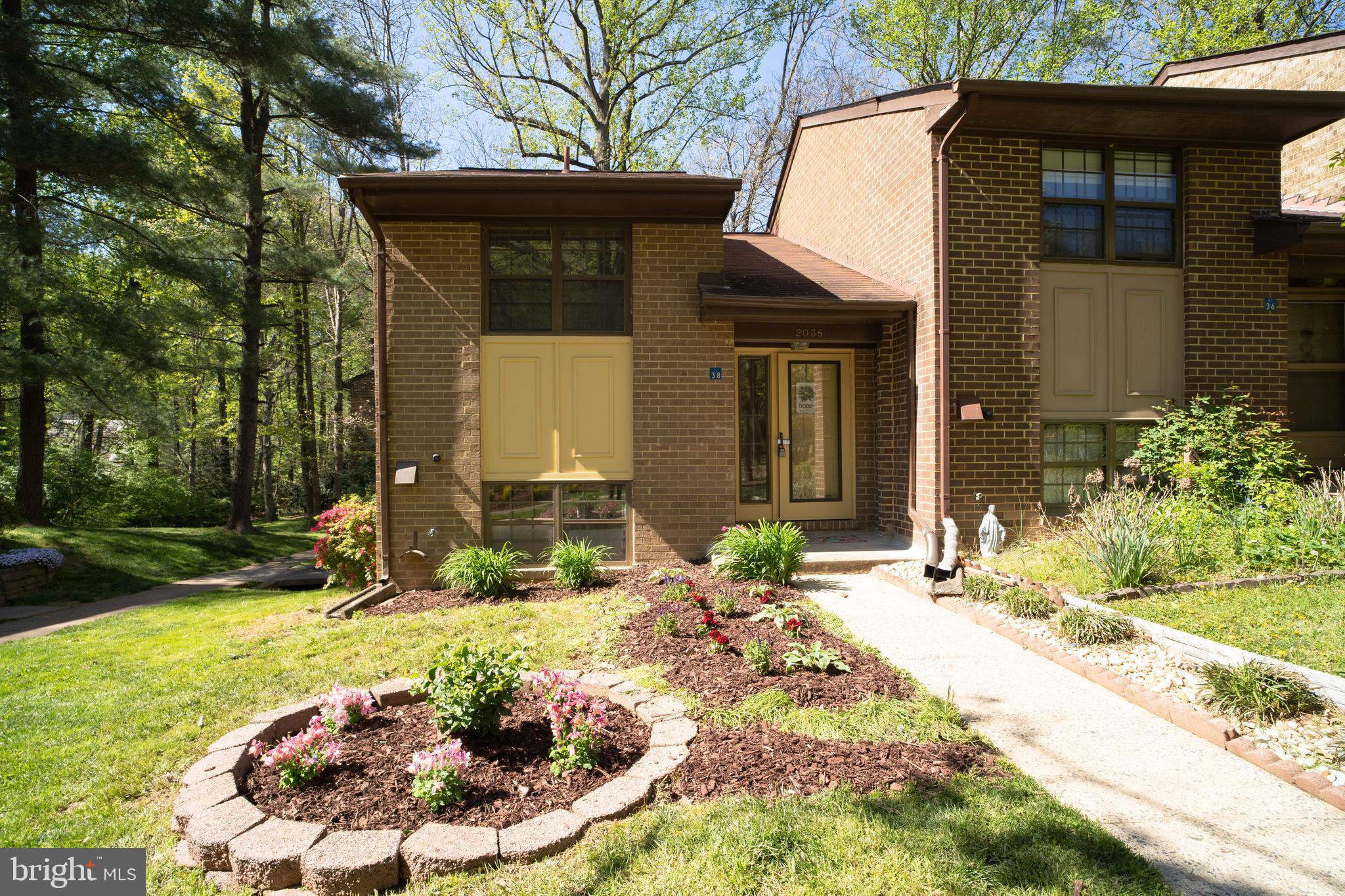 2038 Headlands Circle Reston, VA 20191 - Photo 2 of 56 Gallery Image 2