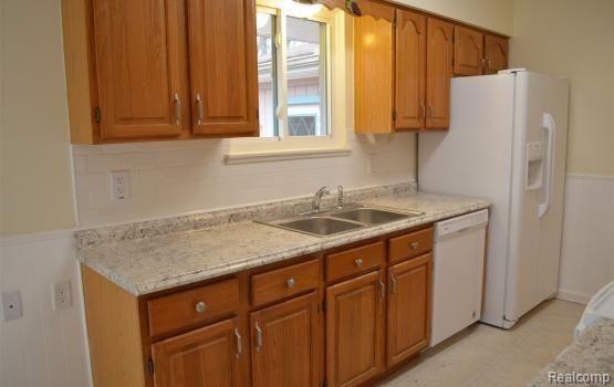 3665 Mark Road Waterford, MI 48328 - Photo 3 of 13 Kitchen