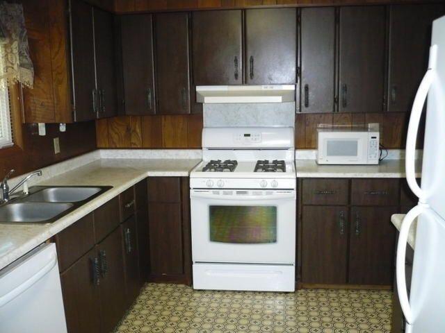 20140 Old Alturas Road Redding, CA 96003 - Photo 4 of 12 Spacious Kitchen
