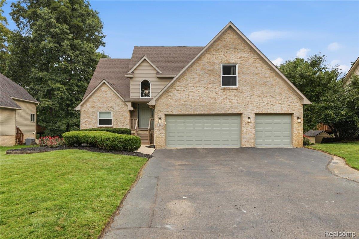 1393 Remsing Street Hartland, MI 48353 - Photo 3 of 71 Welcome to 1393 Remsing St in Hartland Township!