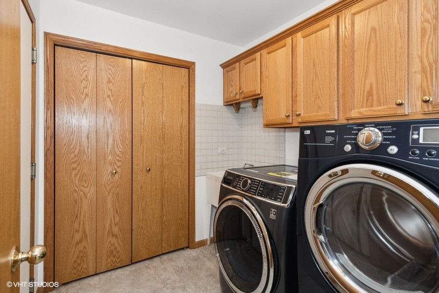 1502 Pine Street Spring Grove, IL 60081 - Photo 10 of 29 a utility room with dryer and washer