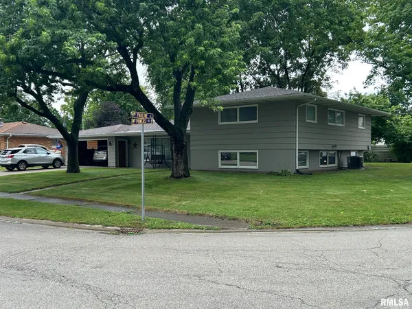 $199,900 | 811 North Powers Street, Taylorville, IL 62568