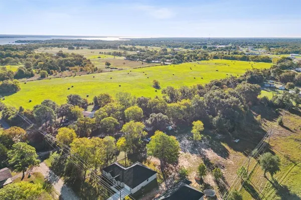 $399,000 | 211 Kelly Lane, Seven Points, TX 75143