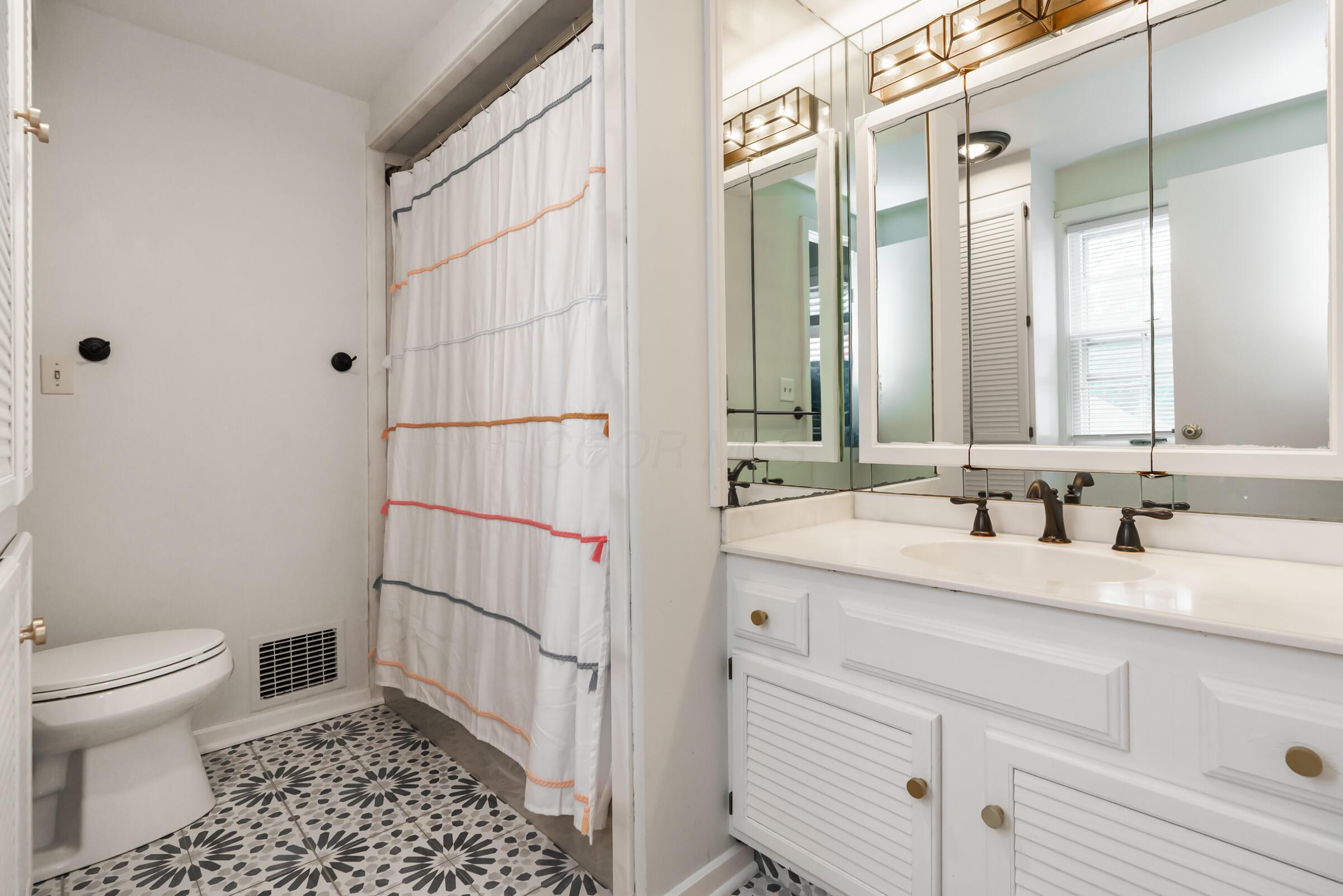 284 South Stanwood Road Columbus, OH 43209 - Photo 39 of 60 Hallway full bathroom