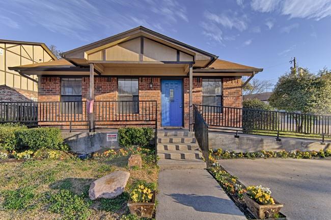 820 Southeast Parkway Azle, TX 76020 - Photo 1 of 9 a front view of a house